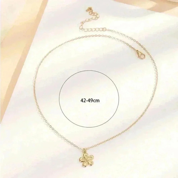 ⚠️Clearance Flower Charm Yellow Gold Necklace - Picture 2 of 3